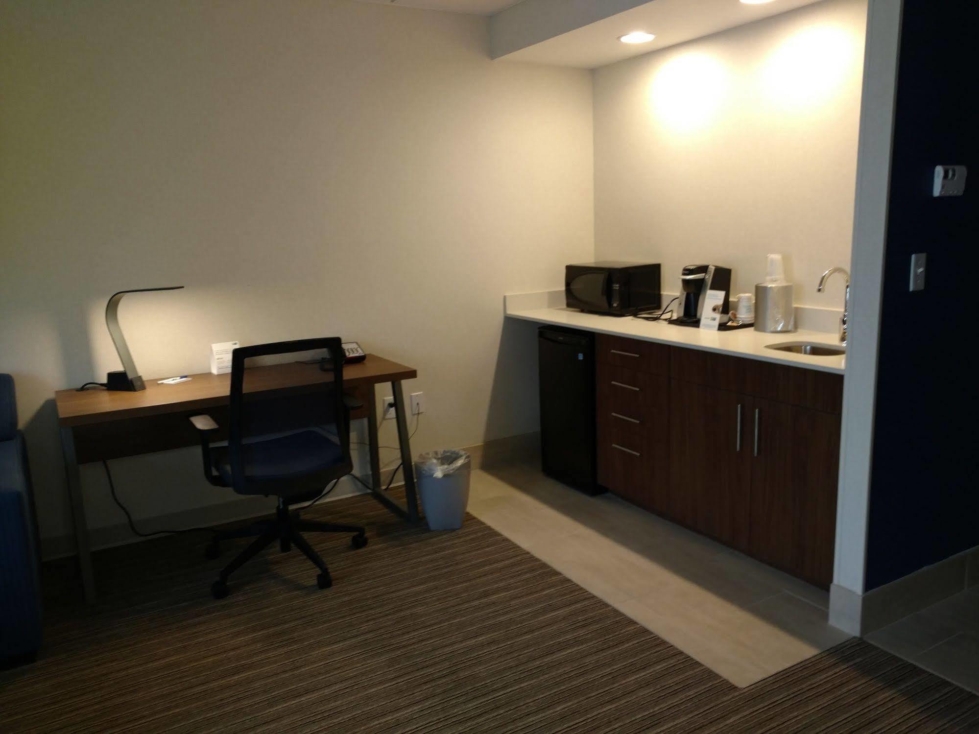 Holiday Inn Express Hotel & Suites Providence-Woonsocket By Ihg Экстерьер фото